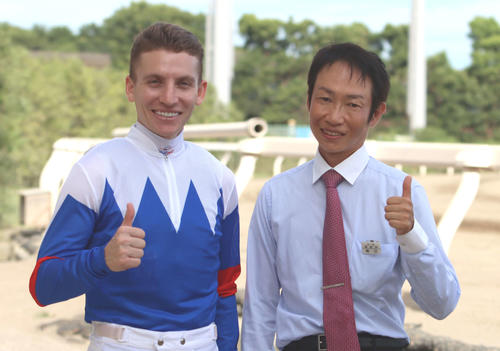 6年ぶりに地方競馬の短期免許を取得したライアン・クアトロ騎手（左）と所属先となる大井の藤田輝信調教師