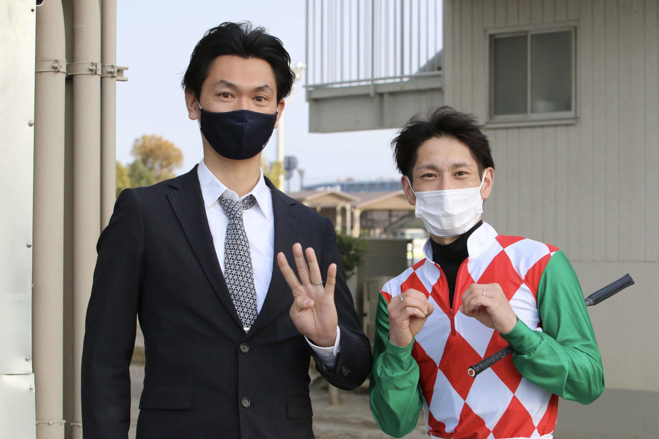 21年3月26日の大井11Rで地方競馬通算400勝を達成し矢野貴之騎手（右）とともに「400」ポーズを取る森下淳平調教師