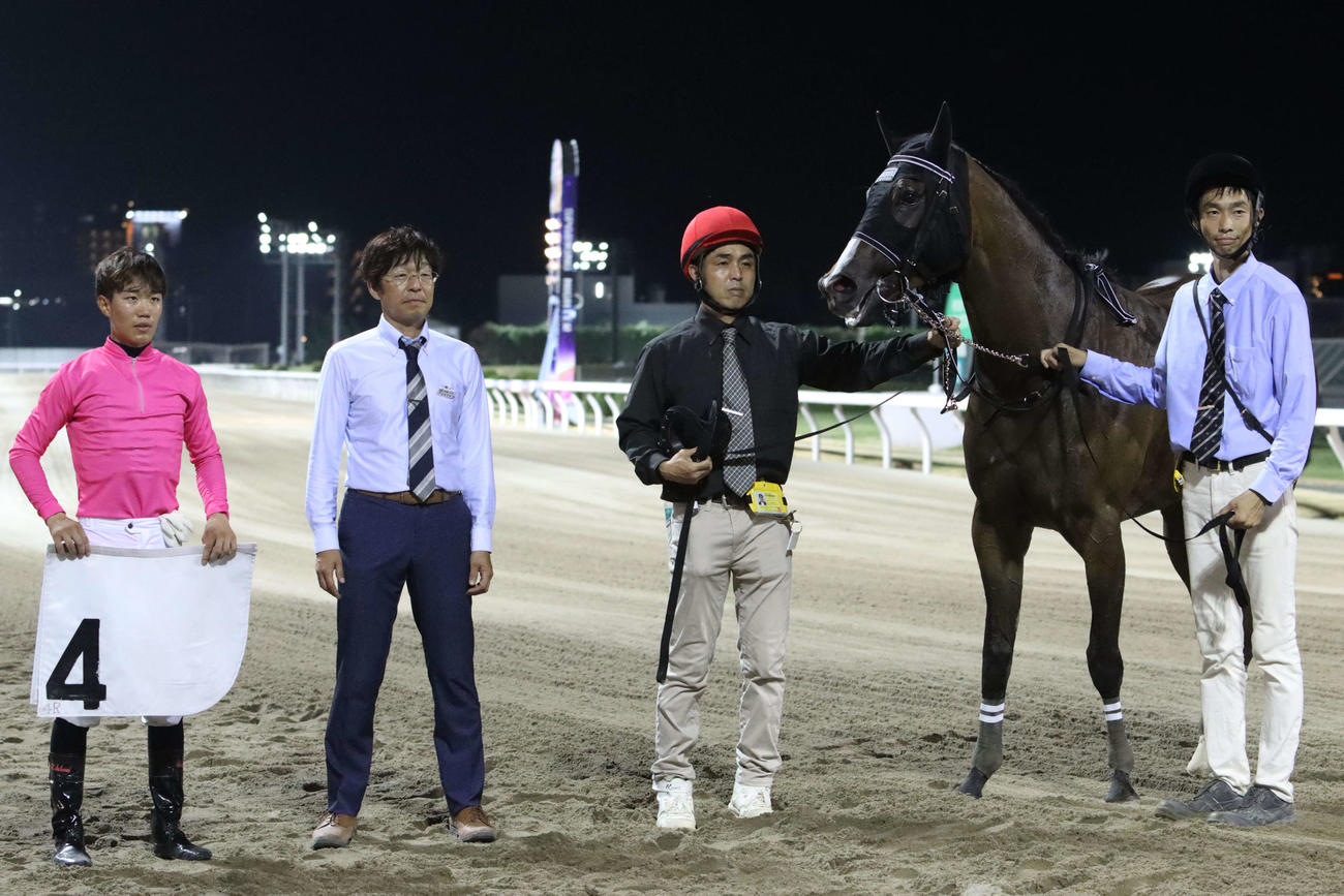 7月29日のメインレースをミツカネプルートで制して記念撮影に納まる高橋宏征調教師（左から2人目）と桜井光輔騎手（左端）