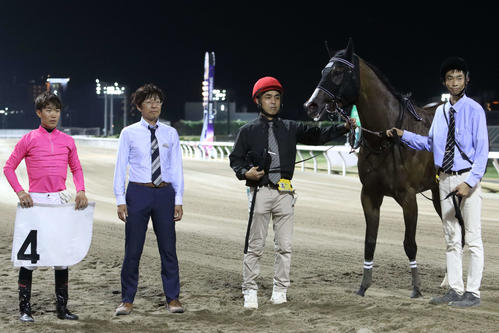 7月29日のメインレースをミツカネプルートで制して記念撮影に納まる高橋宏征調教師（左から2人目）と桜井光輔騎手（左端）