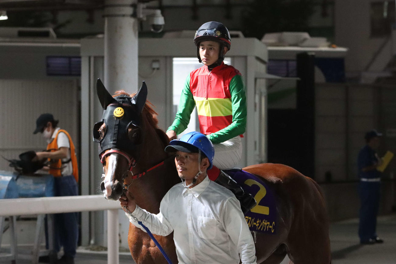 23日、川崎11R・日刊スポーツ賞スパーキングサマーカップで本馬場に向かうワールドリングと所蛍騎手