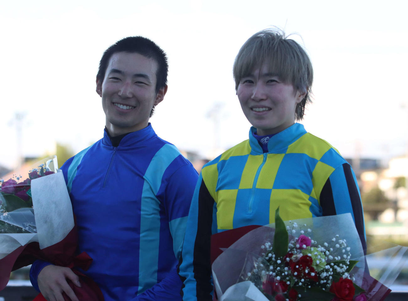 第1戦を制したJRAの秋山稔樹騎手（左）と第2戦を制した浦和の中島良美騎手