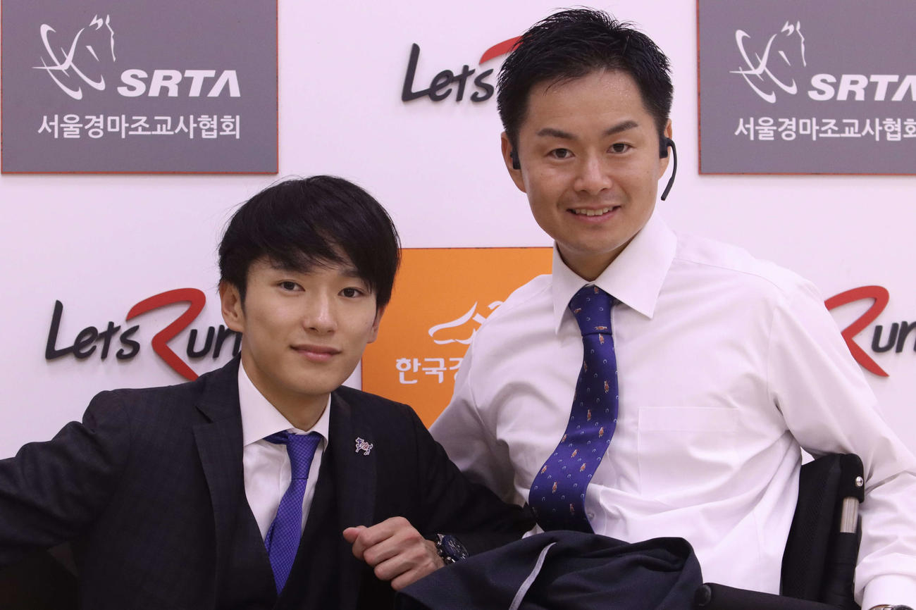 ソウル競馬場で行われた国際招待競走に騎乗した坂井瑠星騎手（左）と現地で騎乗を見届けた藤井勘一郎騎手