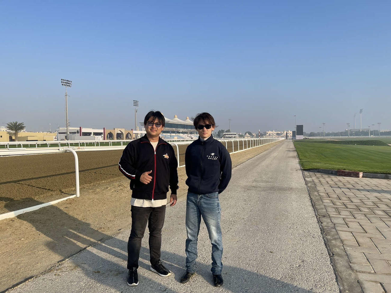 カタールに遠征中の笹川翼騎手（右）と川島光司マネジャー（左）（川島光司マネジャー提供）