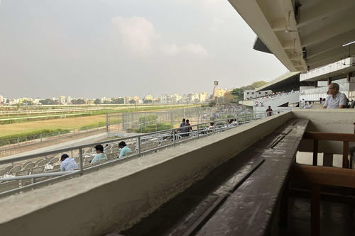 ハイデラバード競馬場のメンバースタンドから4コーナーを望む。奥のグランドスタンドには大勢のファン