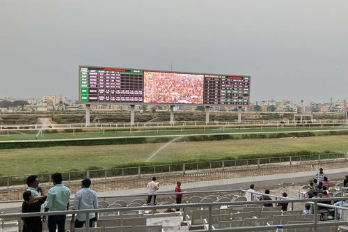 ムンバイのマハラクシュミ競馬場の様子を映すハイデラバード競馬場の大型ビジョン