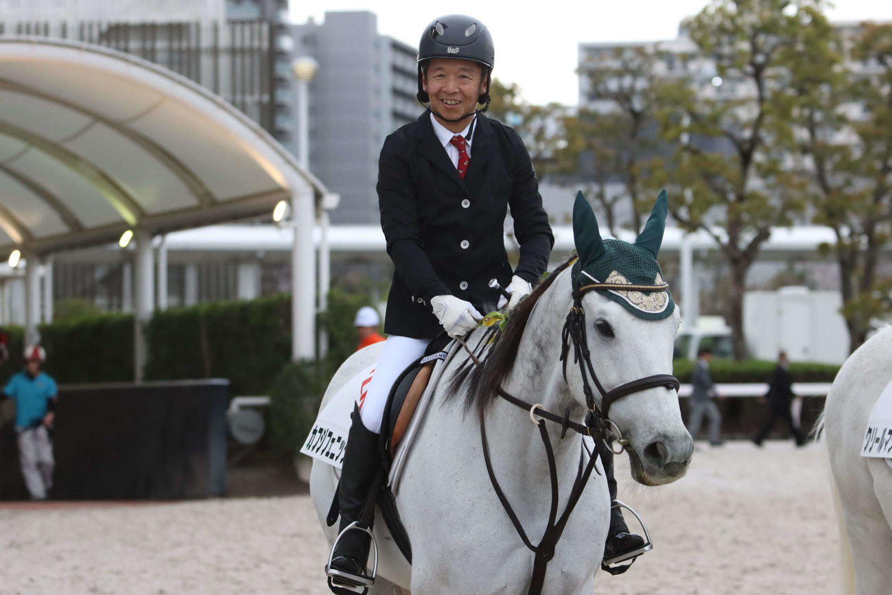 大井競馬場の誘導馬となり初めての誘導に臨むカフジフェニックスと現役時代に同馬を管理した松浦裕之調教師