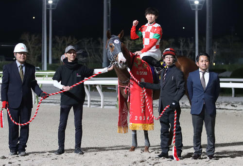 東京スプリントを制したジャスティンと坂井師（右端）ら