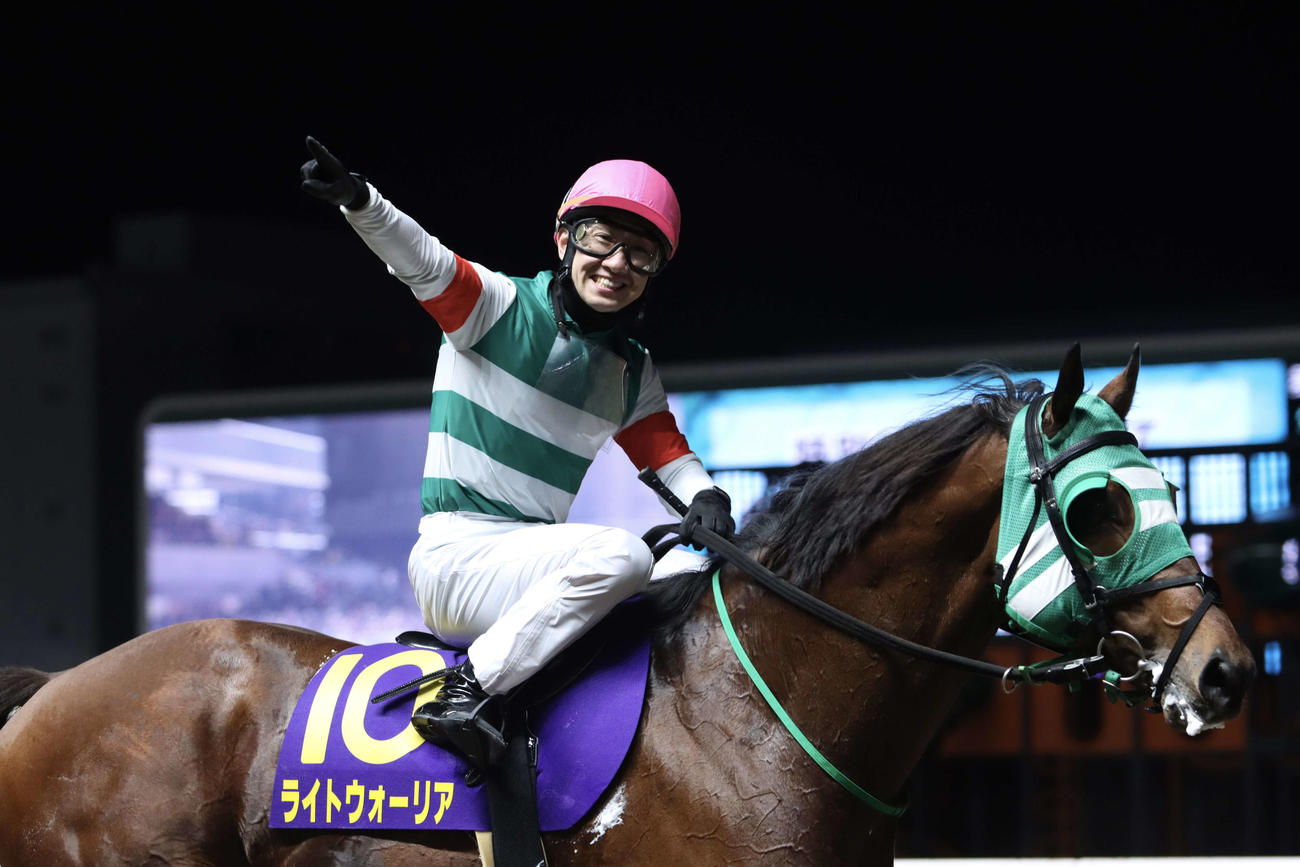 4月3日、川崎記念をライトウォーリアで勝ちウイニングランでうれしさを爆発させる吉原寛人騎手