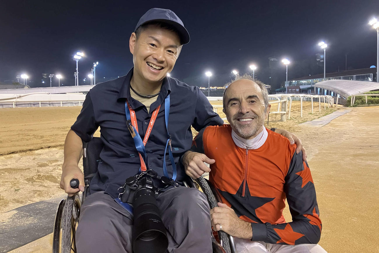 ソウル競馬場で再会した藤井勘一郎元騎手（左）とアラン・ムンロ騎手（撮影・牛山基康）