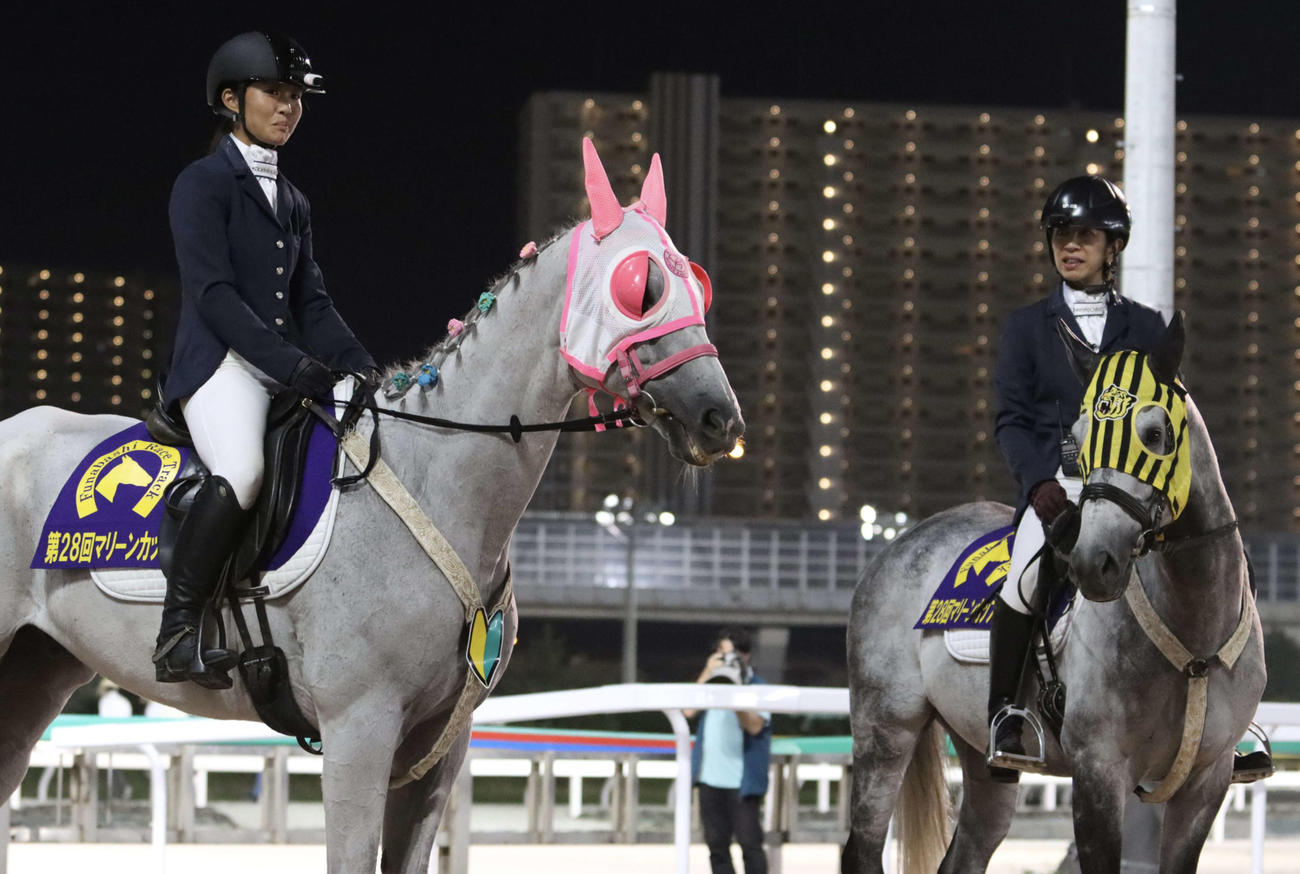 ミューチャリー（右）とともに現役時代のメンコを着けてマリーンCの誘導を行い引き揚げてきたリッカルド