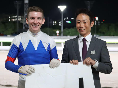 今回の短期免許での騎乗初日に2勝を挙げたライアン・クアトロ騎手（左）と所属先の藤田輝信調教師
