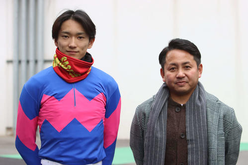 父と同じ騎手服で佐々木竹見カップに出場した坂井瑠星騎手（左）と父の坂井英光調教師
