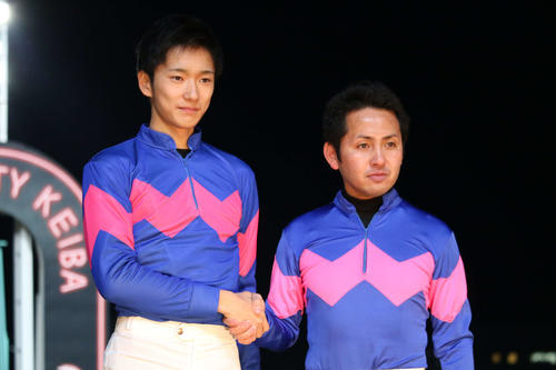 19年12月、父の坂井英光騎手（右）の引退式で同じ騎手服を着て握手する坂井瑠星騎手