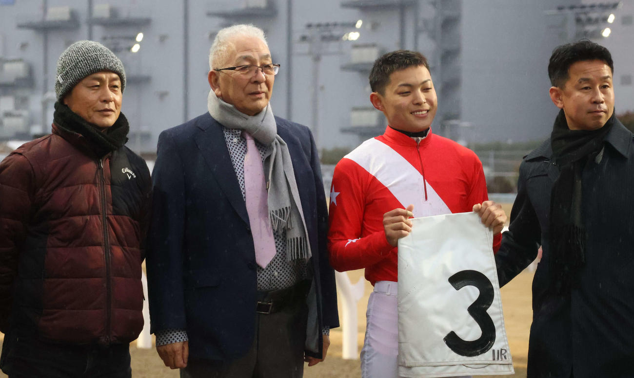 記念撮影を行うパレスレガシー関係者。左端がシーホースステーブルの吉田稔代表、右端が佐藤博師