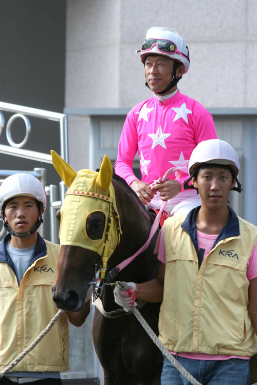 08年８月１０日、釜山慶南5R・コリアンオークスでアーチレーサーに騎乗しパドックを周回する内田利雄騎手