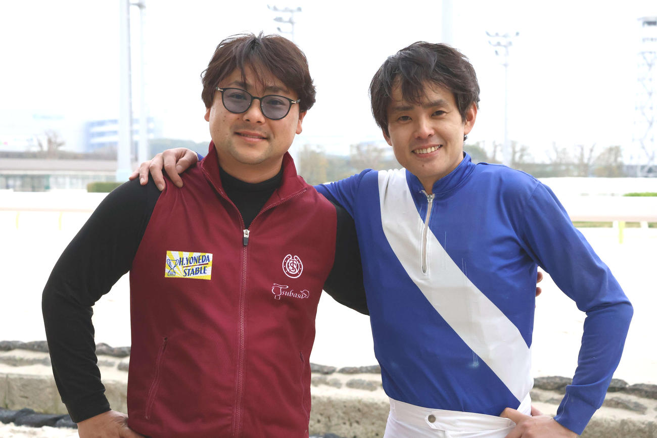 大井競馬場での最後の騎乗を終え川島光司マネジャー（左）と肩を組む石崎駿騎手