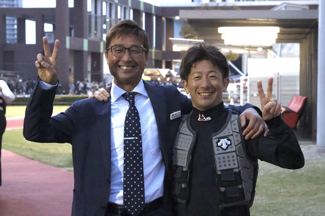 兄弟タッグに笑顔で肩を組む兄の酒井忍調教師（左）と弟の学騎手