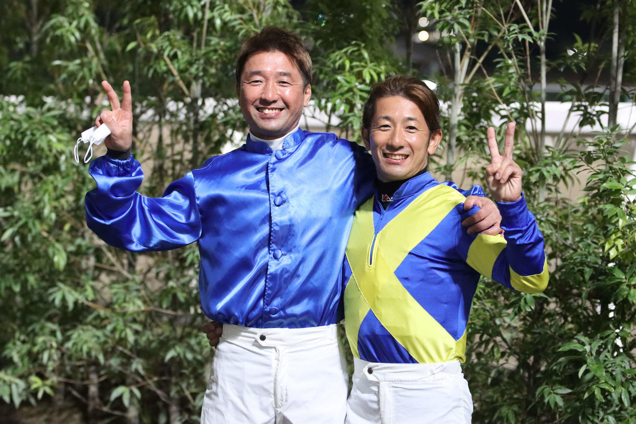 2年半前の兄弟対決時も同じポーズ。左が兄の酒井忍騎手。右が弟の学騎手（2022年10月6日撮影）