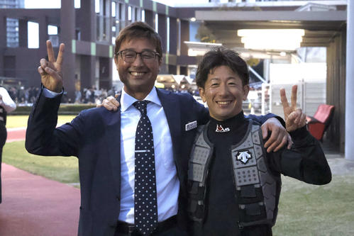 兄弟タッグに笑顔で肩を組む兄の酒井忍調教師（左）と弟の学騎手