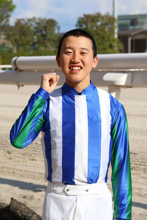 初勝利から一夜明け笑顔でガッツポーズを見せる大井の小野俊斗騎手（2025年4月29日撮影）