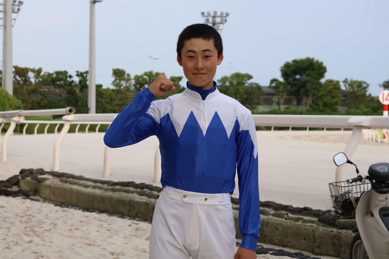 19日、初勝利を挙げ笑顔でガッツポーズを見せる大井の杉山騎手