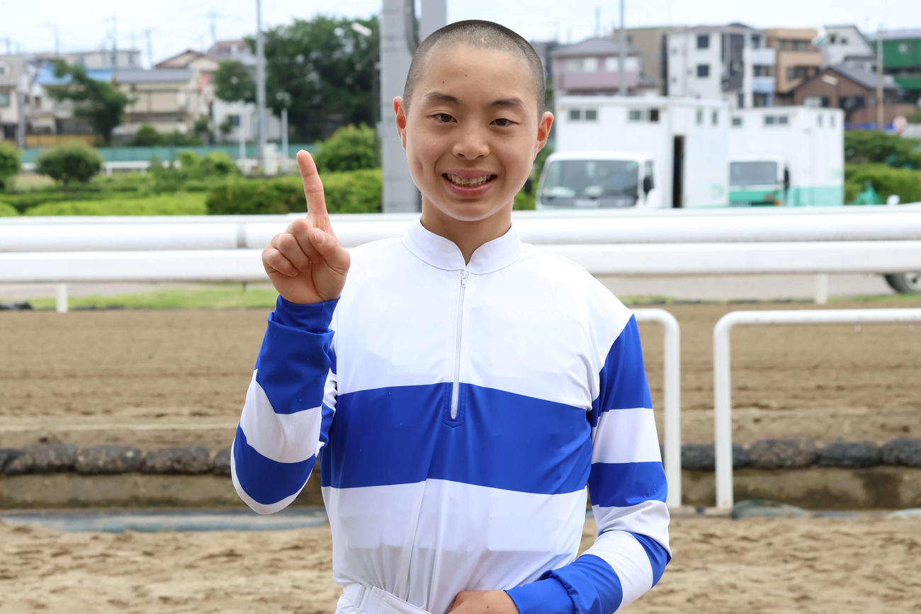 26日の浦和1Rで初勝利を挙げ「1ポーズ」を取る浦和の中山騎手
