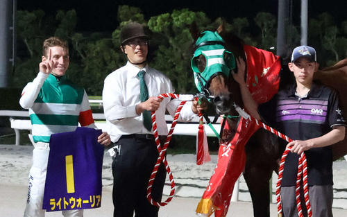 5月、大井記念で日本重賞初勝利を挙げ「1」ポーズのクアトロ騎手（左）