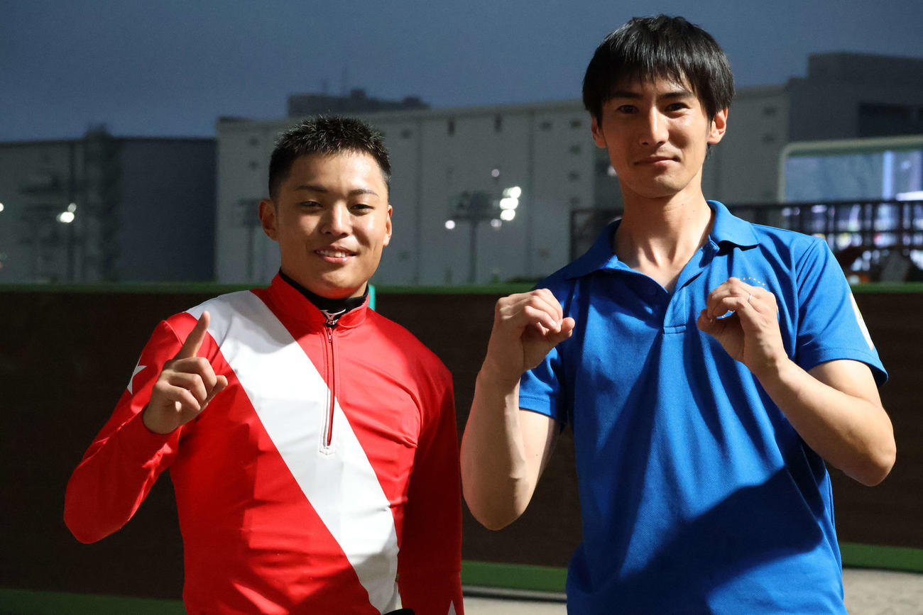 川崎8Rを勝ち今年の南関東での年間100勝を達成した川崎の野畑騎手（左）