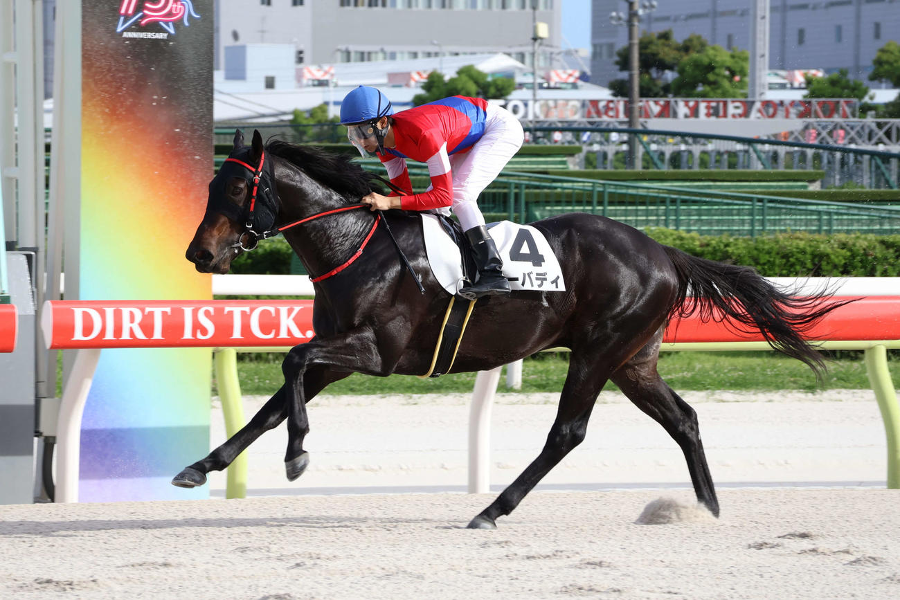 7月18日、大井5Rで8馬身差の逃げ切りで初勝利を挙げたゴーバディと吉井章騎手