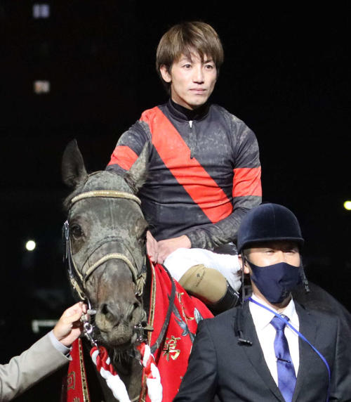 23年11月、浦和記念を制して記念撮影に納まるディクテオンと本田騎手