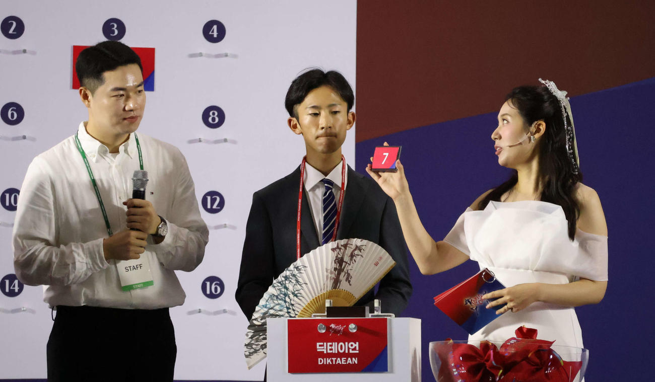 コリアCに出走するディクテオンの枠順抽選で7番を引いた藤田凌騎手（中央）