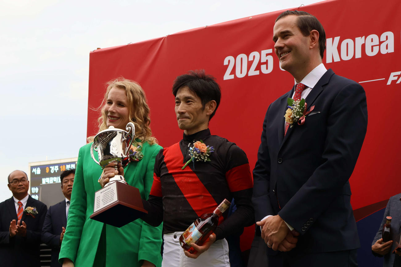 7日、コリアCの表彰式で記念撮影に納まる矢野貴之騎手（中央）