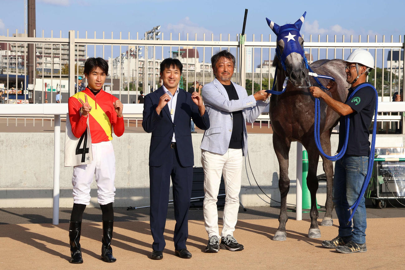 騎手時代との通算で2000勝を達成した山田信大調教師（左から2人目）
