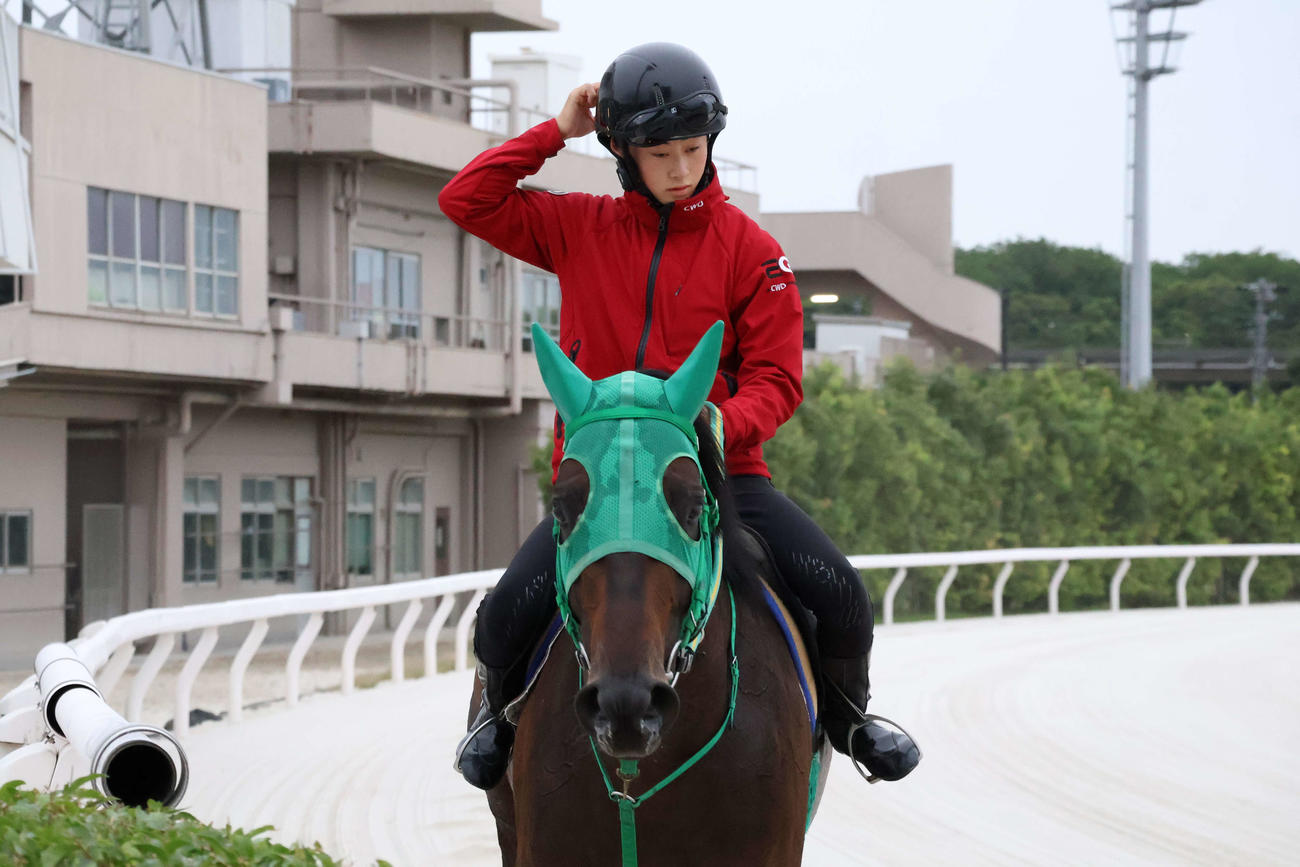 11日の馬場入りを終えて引き揚げてくるフジユージーンと杉山海波騎手