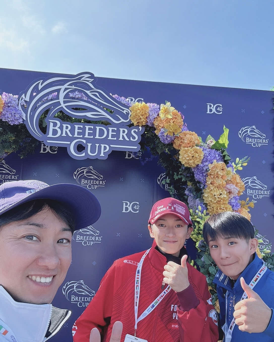 坂井瑠星騎手（中央）、佐々木大輔騎手（右）とともにデルマー競馬場で写真に納まる吉原寛人騎手（本人提供）