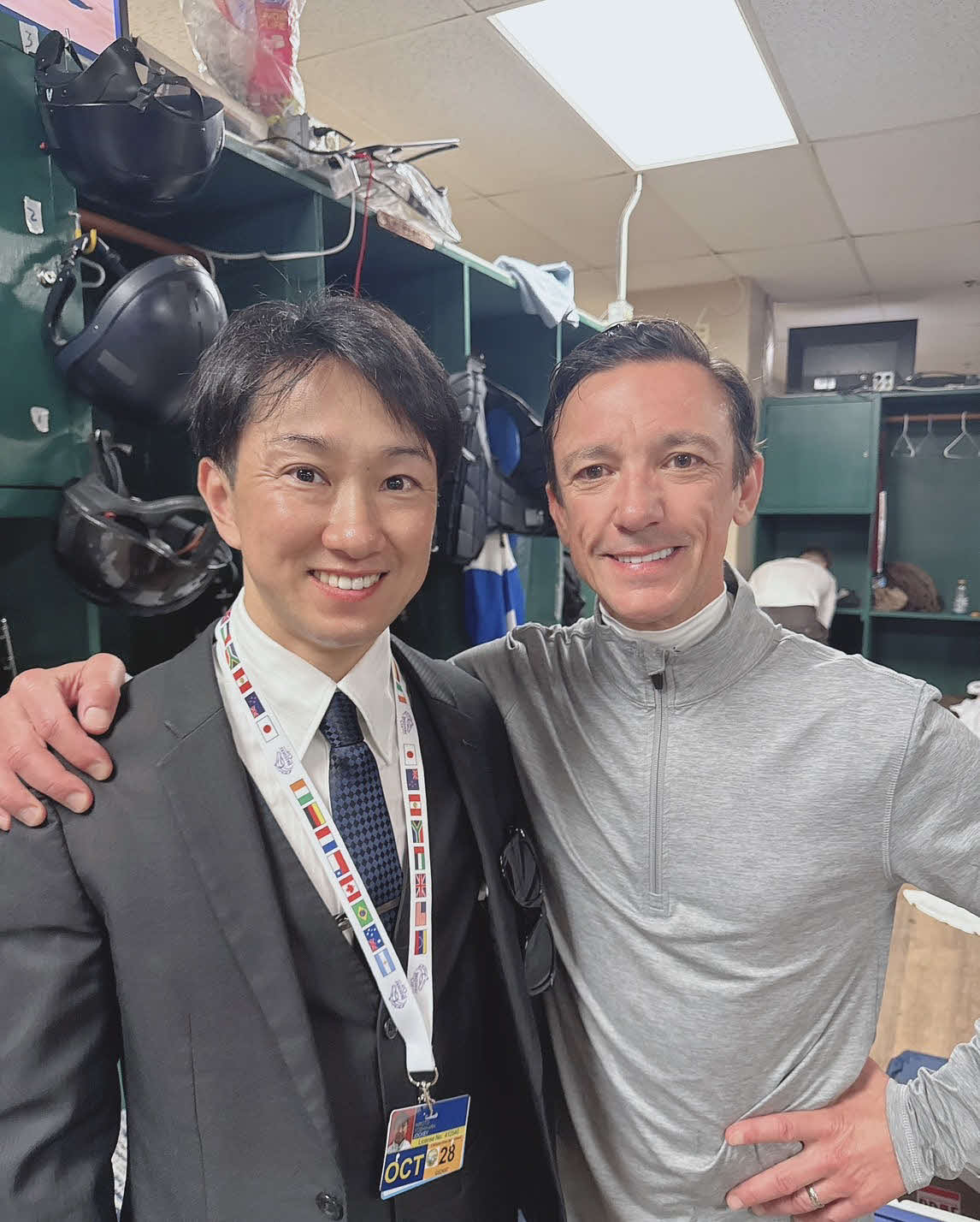L・デットーリ騎手（右）とデルマー競馬場で写真に納まる吉原寛人騎手（本人提供）