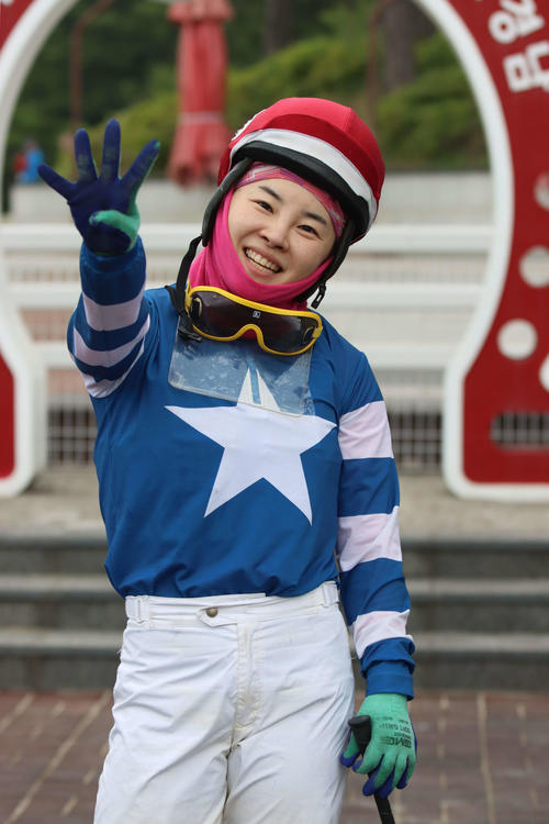 韓国通算400勝を達成し「4」ポーズを取るキム・ヘソン騎手（2024年5月26日撮影）