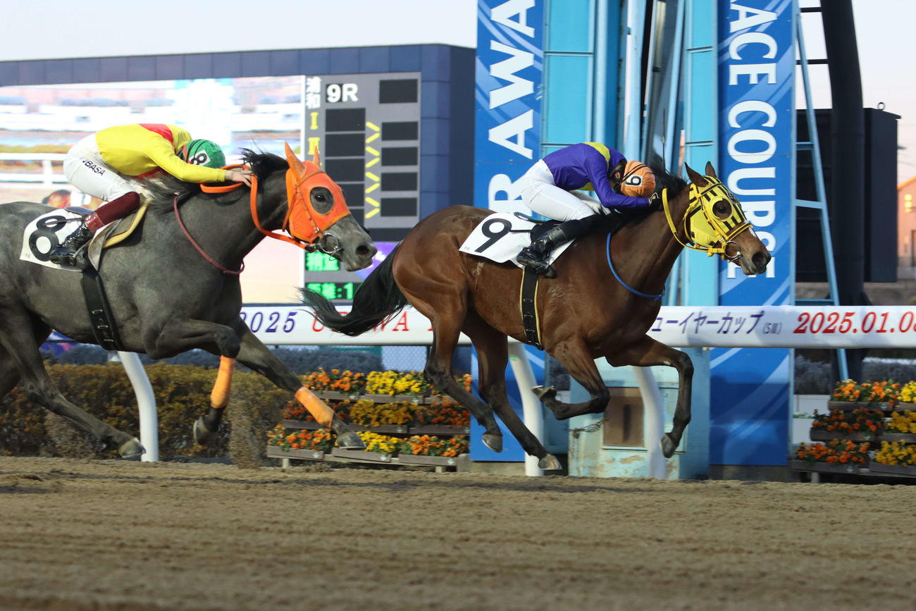 25年、頭差で逃げ切りURAWAなでしこオープンを制したリヴェルベロと木間塚龍馬騎手（右）