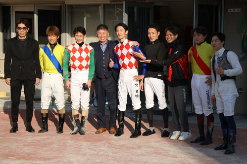 大井での年間最多勝利数記録を76勝に更新し記念撮影に納まる荒山勝徳調教師（左から4人目）