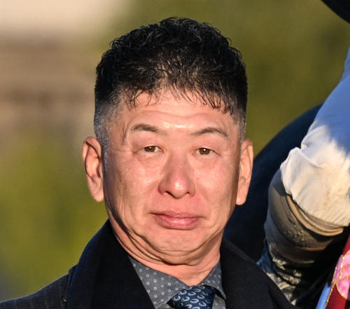 荒山勝徳調教師(2025年撮影)