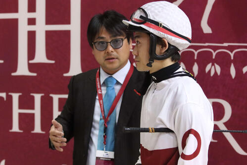 サラブレッドサンドCSの騎乗に向かう笹川翼騎手（右）と川島光司マネジャー（左）（2024年2月15日撮影）