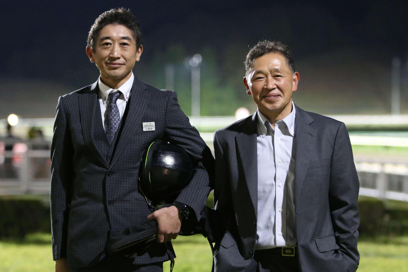 三野宮通調教師（右）と三野宮勇調教師補佐