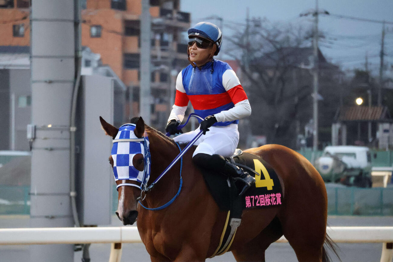 「冷や冷やした」と言いながら引き揚げてきた野畑凌騎手とアンジュルナ