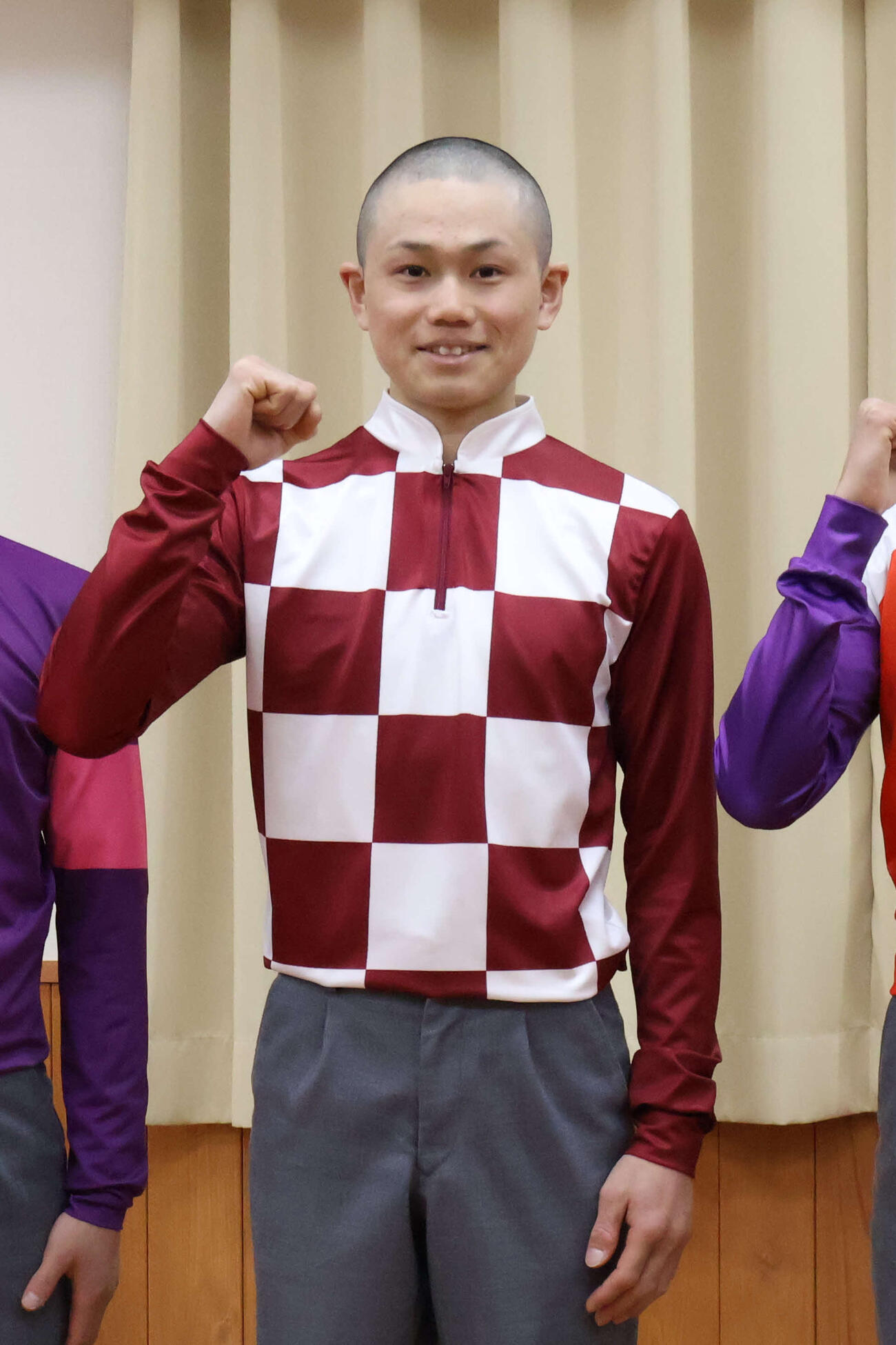 第１０６期騎手課程修了会見の写真撮影でポーズを取る佐賀の長谷川蓮騎手＝２０２５年３月22日