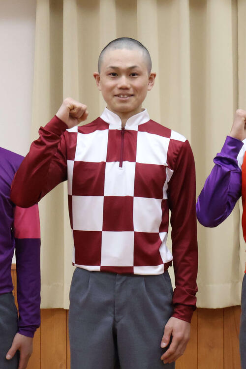 第１０６期騎手課程修了会見の写真撮影でポーズを取る佐賀の長谷川蓮騎手＝２０２５年３月22日