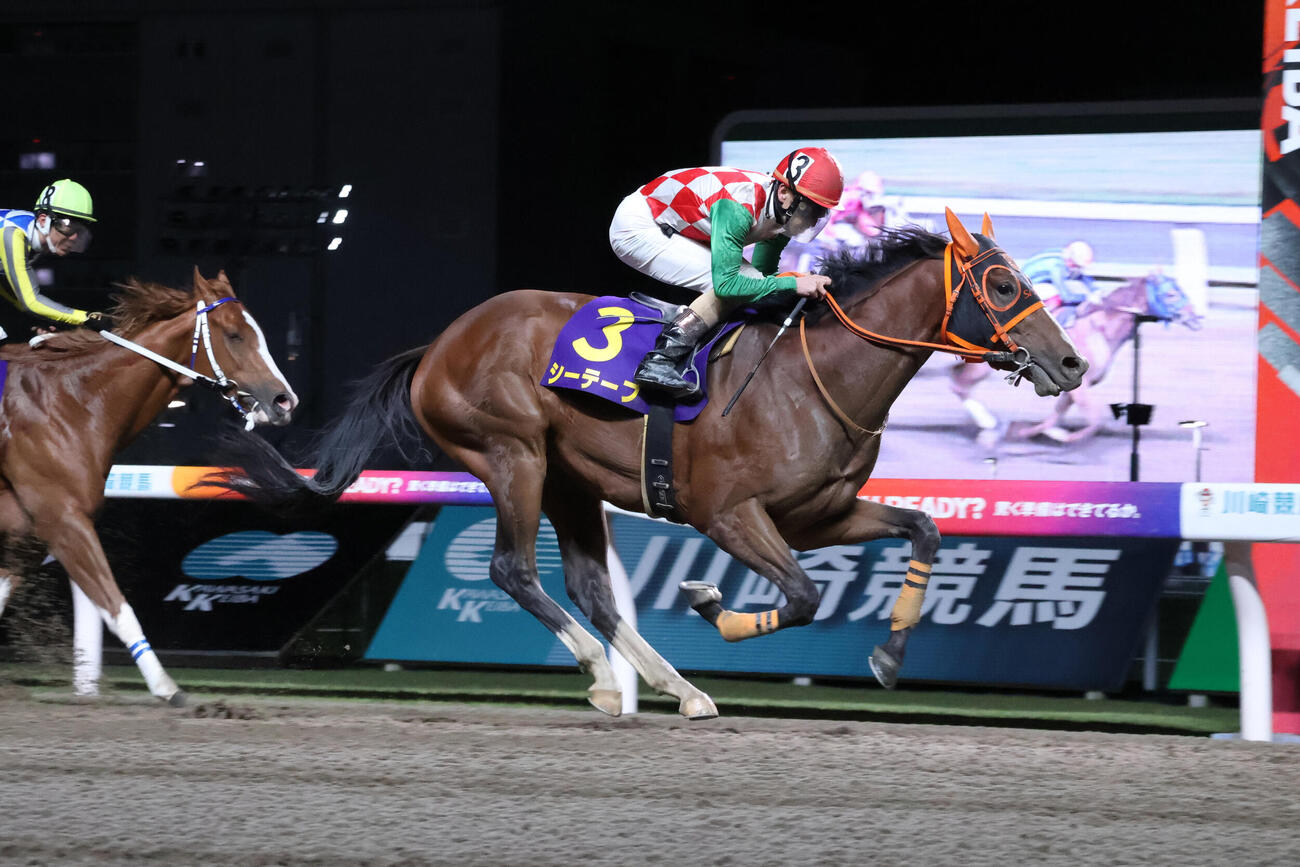 川崎11R・クラウンカップ（S3）　直線で差し切りクラウンCを制したシーテープと矢野貴之騎手＝2026年4月7日