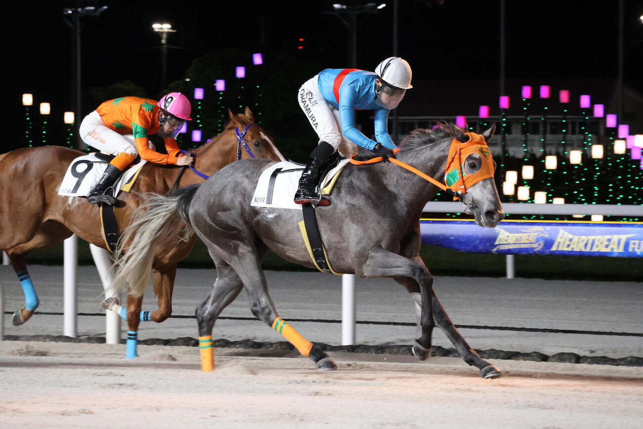 船橋10R・ヤマブキスプリント（3歳未格付）　2番手から直線で差し切りヤマブキスプリントを制したオルタスグロウと岡村健司騎手＝2026年5月4日