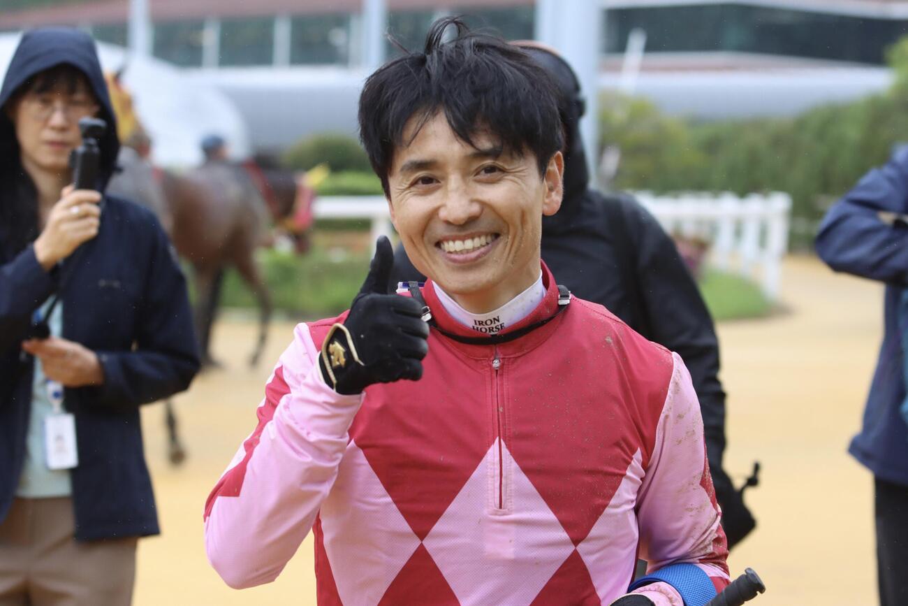 けがからの復帰2戦目だった3日のソウル1Rで今年の勝利を挙げ笑顔のムン・セヨン騎手。これが騎手として最後の勝利となった＝2026年5月3日