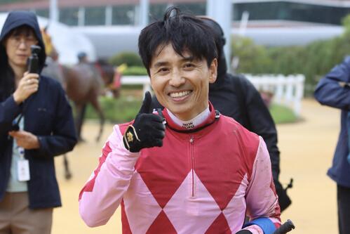 けがからの復帰2戦目だった3日のソウル1Rで今年の勝利を挙げ笑顔のムン・セヨン騎手。これが騎手として最後の勝利となった＝2026年5月3日